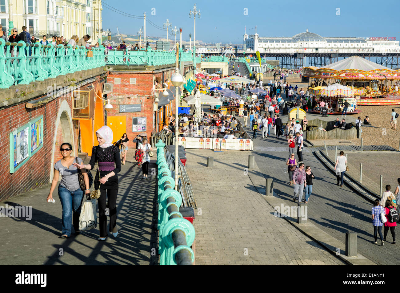 Englischen Badeort an einem warmen Sommertag mit Massen von Menschen auf der Promenade. Brighton Meer; Sommer; Promenade; Stockfoto