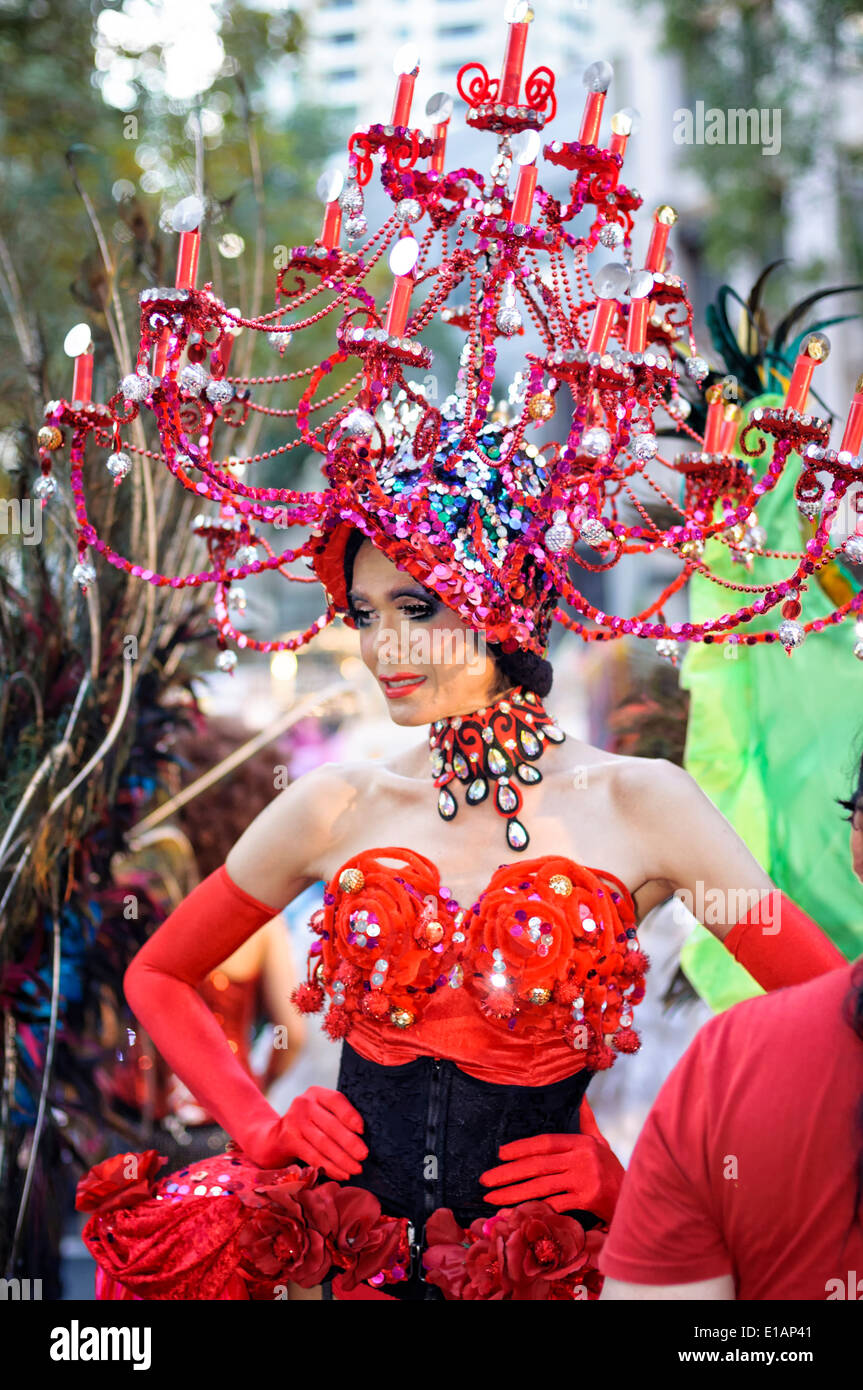 Teilnehmer in aufwendigen Transvestiten Kostüm bereitet für die Sydney Lesbian and Gay Karneval Parade. Stockfoto