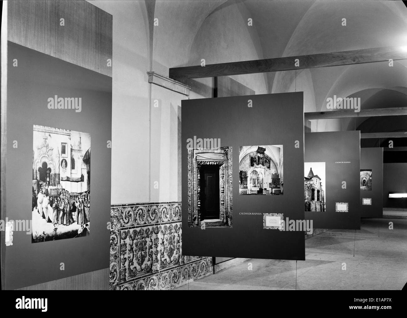 Die Ausstellung „Exposição da Rainha Dona Leonor“ in Lissabon im Jahr 1958 zeigte historische Artefakte und Kunst im Zusammenhang mit Königin Leonor und dem Kloster Madre de Deus. Er wurde von Mário Novais kuratiert, wobei er sich auf die Rolle der Königin und ihre Beiträge in der portugiesischen Geschichte konzentrierte. Stockfoto