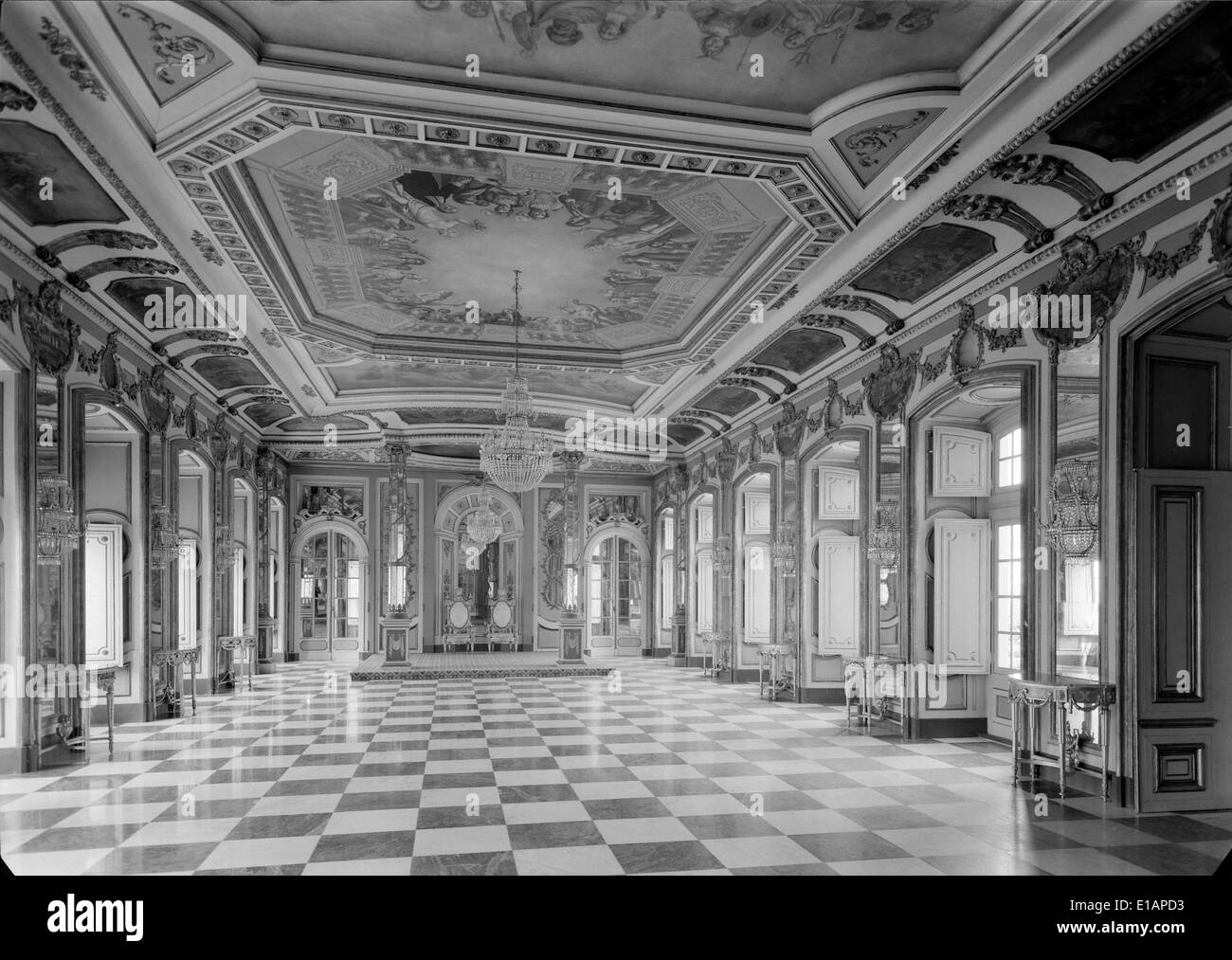 Das Palácio Nacional de Queluz in Portugal ist ein großer historischer Palast, der beispielhaft für die portugiesische königliche Architektur ist. Es ist bekannt für sein gut erhaltenes Design und die üppigen Gärten. Stockfoto