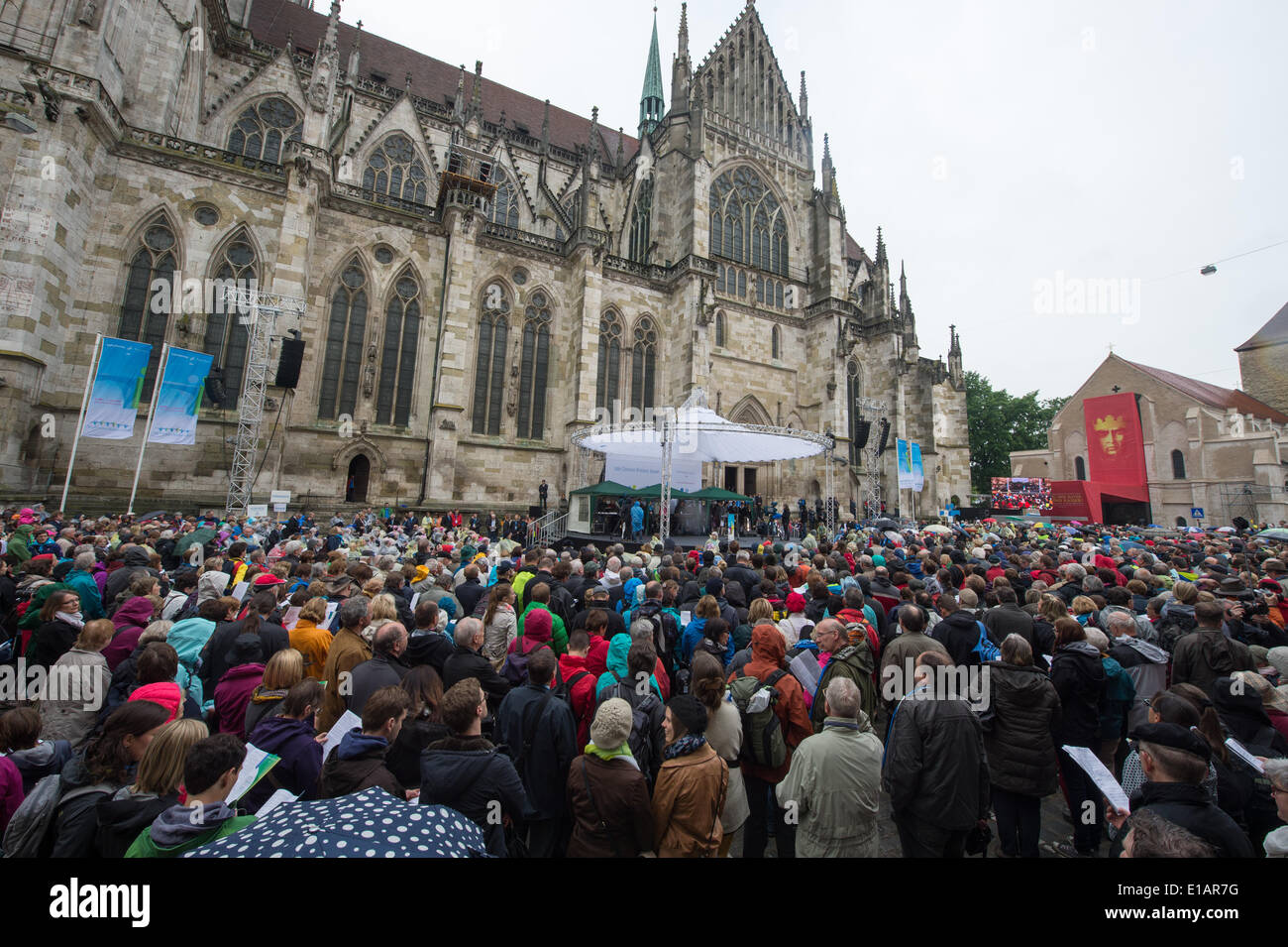 Regensburg, Deutschland. 28. Mai 2014. Zahlreiche Gläubige besuchen die Eröffnungsfeier von der 99. Deutschen Katholikentag in Regensburg, Deutschland, 28. Mai 2014. Zehn-Tausende von Gläubigen werden in Regensburg für die fünftägige Veranstaltung erwartet. Foto: ARMIN WEIGEL/Dpa/Alamy Live-Nachrichten Stockfoto