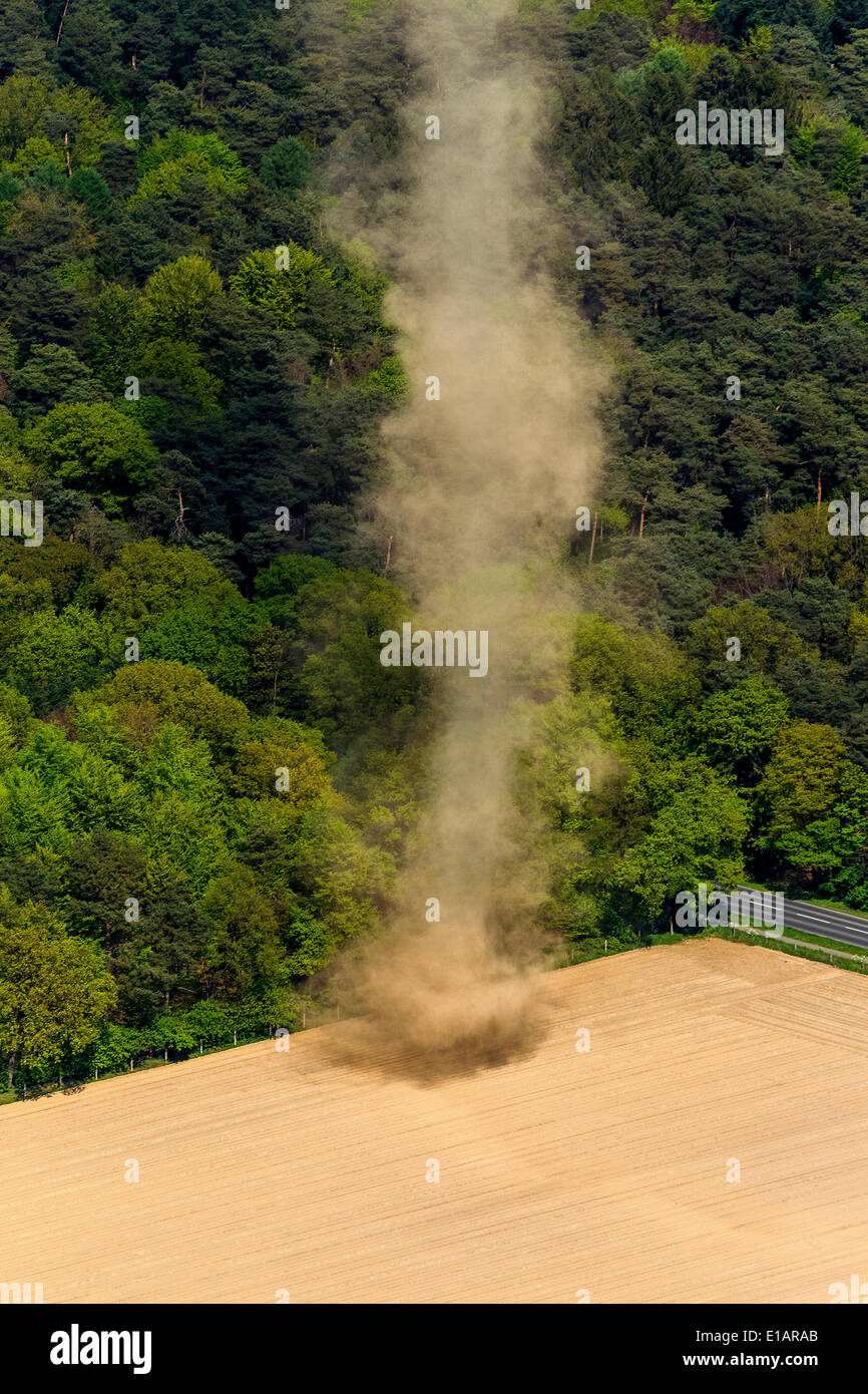 Luftaufnahme, kleinen Tornado auf einem Feld in Mönchengladbach, Nordrhein-Westfalen, Deutschland Stockfoto