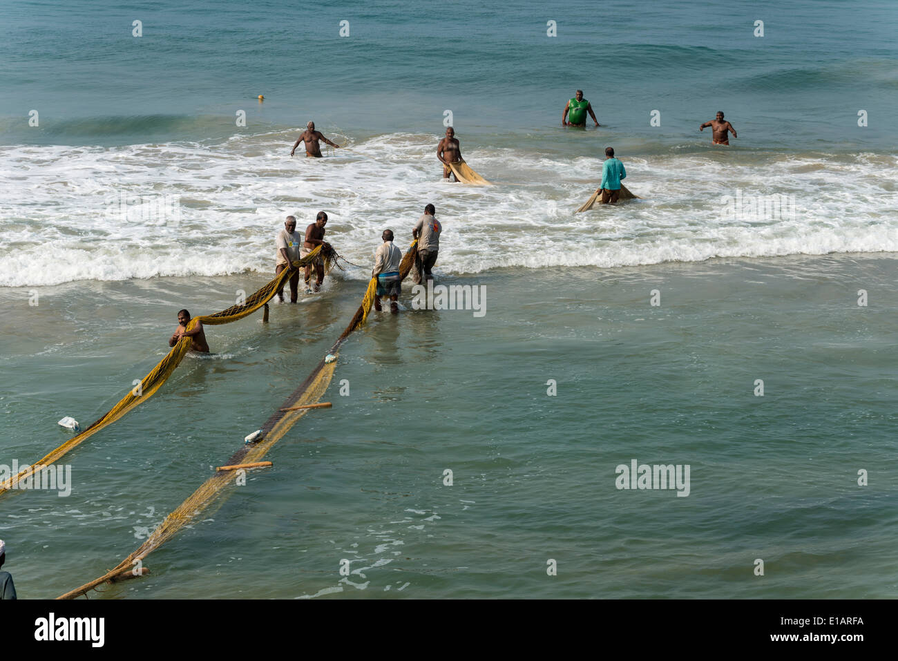 Fischer ziehen Netze an den Strand, Varkala, Kerala, Indien Stockfoto