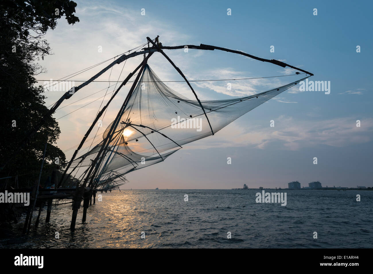 Cheena Vala oder chinesischen Fischernetze in den Abend, Fort Kochi, Kochi, Kerala, Indien Stockfoto
