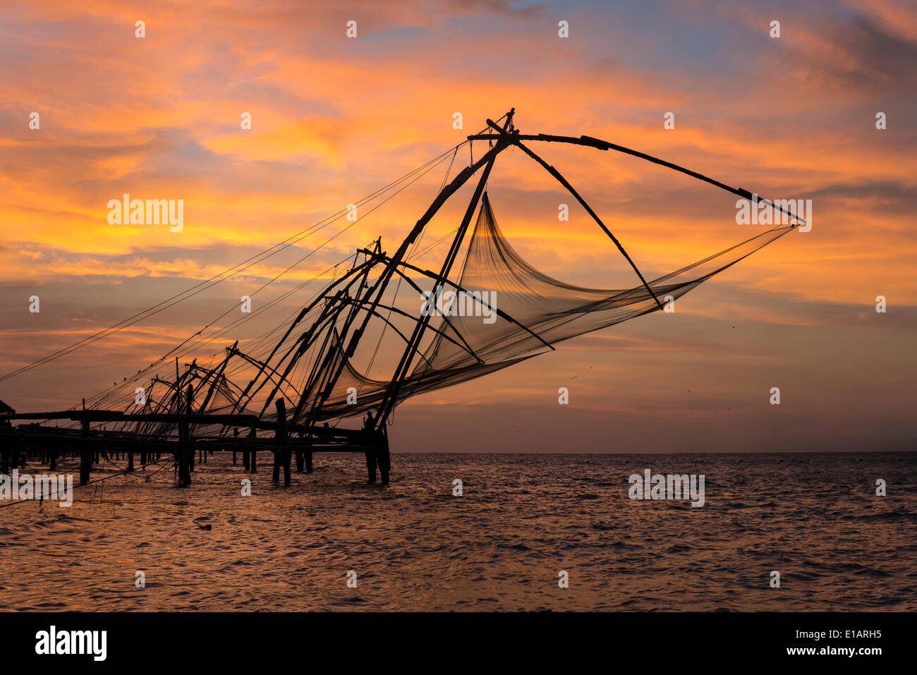 Cheena Vala oder chinesischen Fischernetze in den Abend, Fort Kochi, Kochi, Kerala, Indien Stockfoto