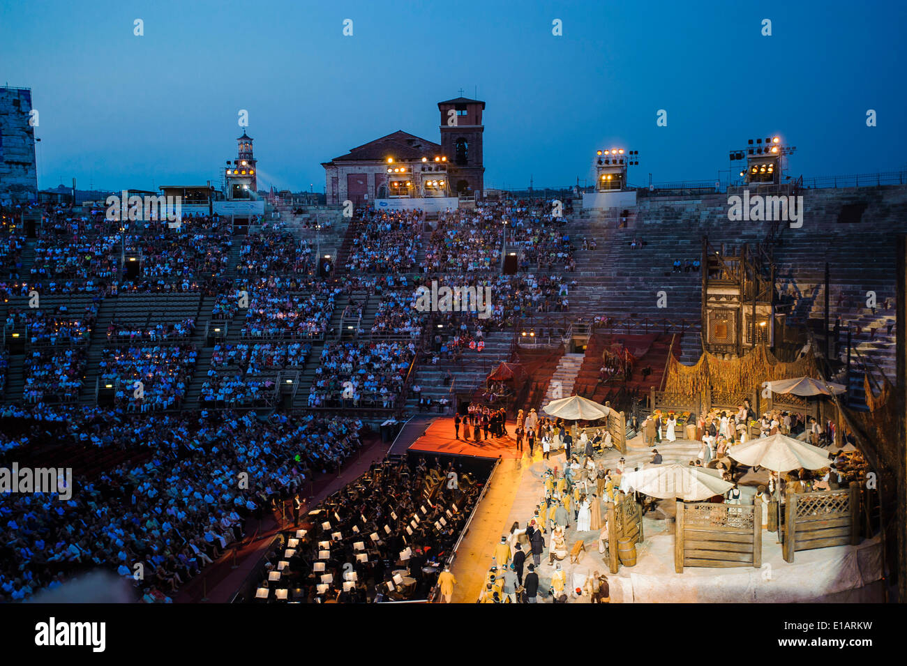 Stände und Stufen mit Bühne, Leistung der "Carmen" in der Arena von Verona, Verona, Veneto, Italien Stockfoto