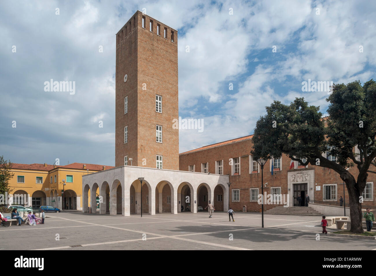 Rathaus der Stadt Turm, monumentale Architektur, italienischen Rationalismus, Pomezia, Latium, Italien Stockfoto