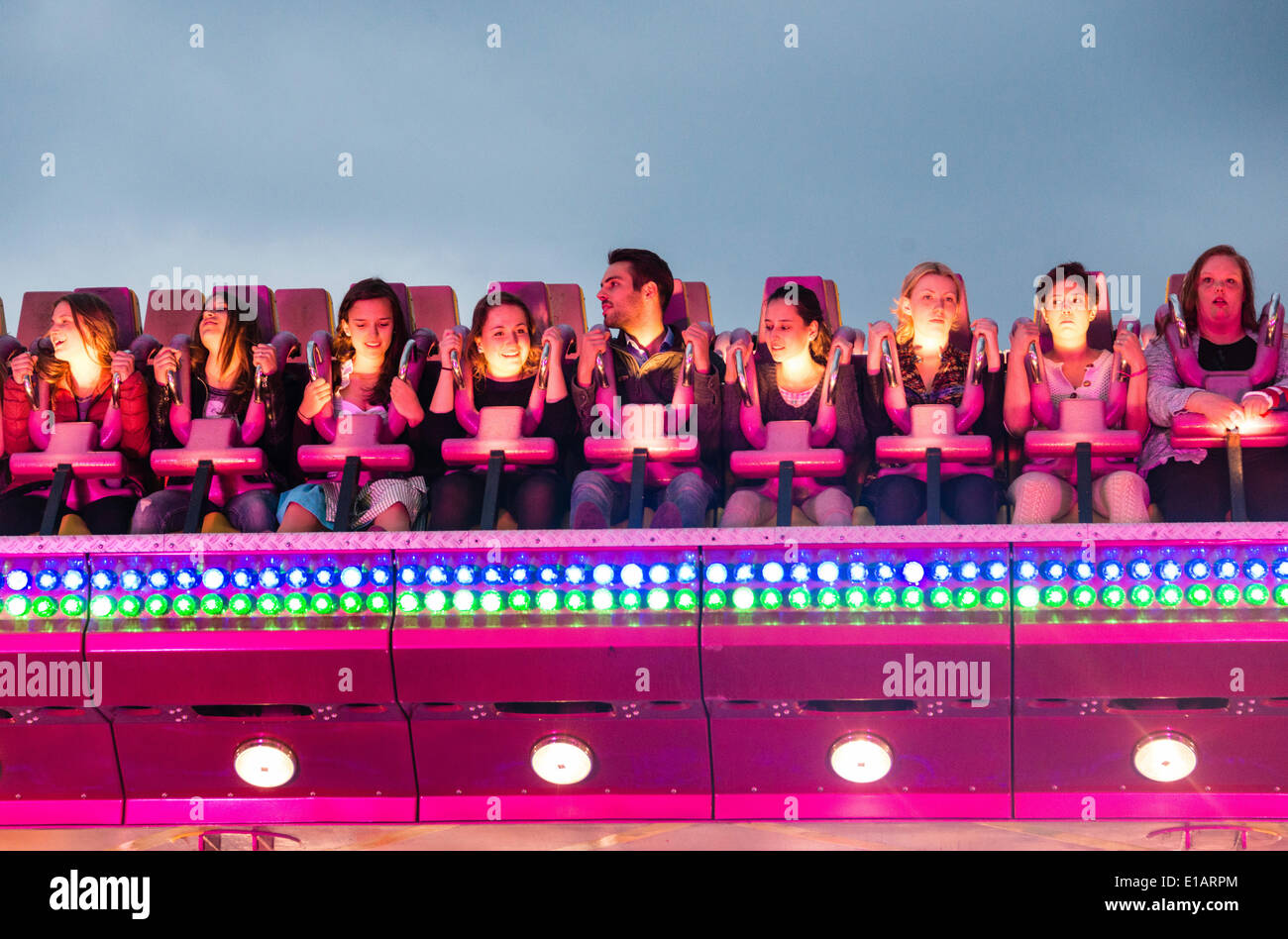 Leute sitzen in einer Fahrt, Münchner Frühlingsfest, Theresienwiese, München, Bayern, Deutschland Stockfoto