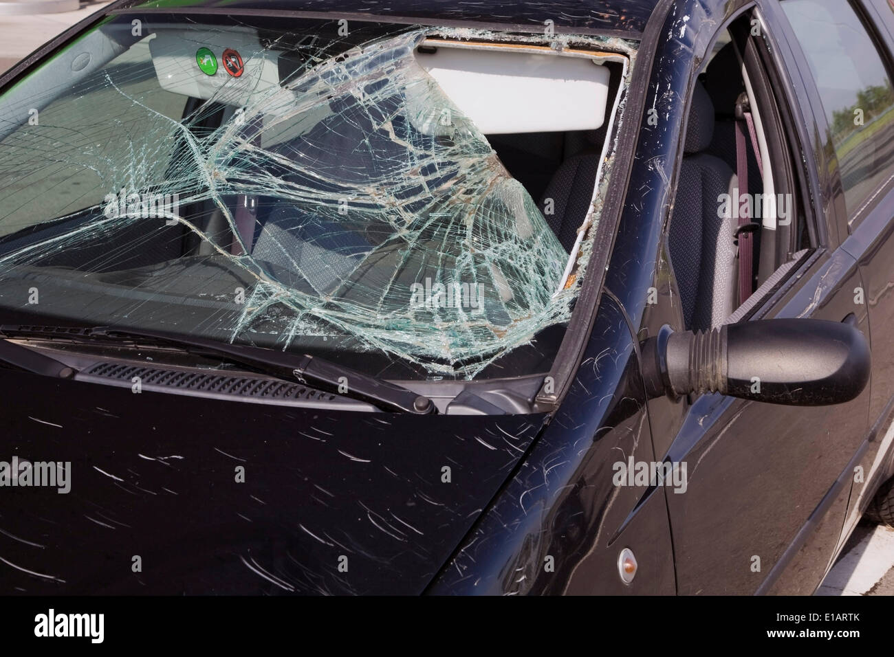 Schwarzen Kleinwagen mit einem Unfall beschädigte Windschutzscheibe, Ungarn  Stockfotografie - Alamy
