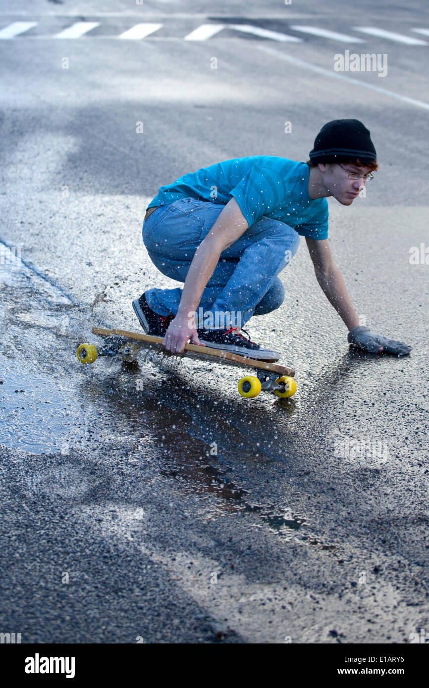 Teenager eine Skateboard fahren Stockfoto
