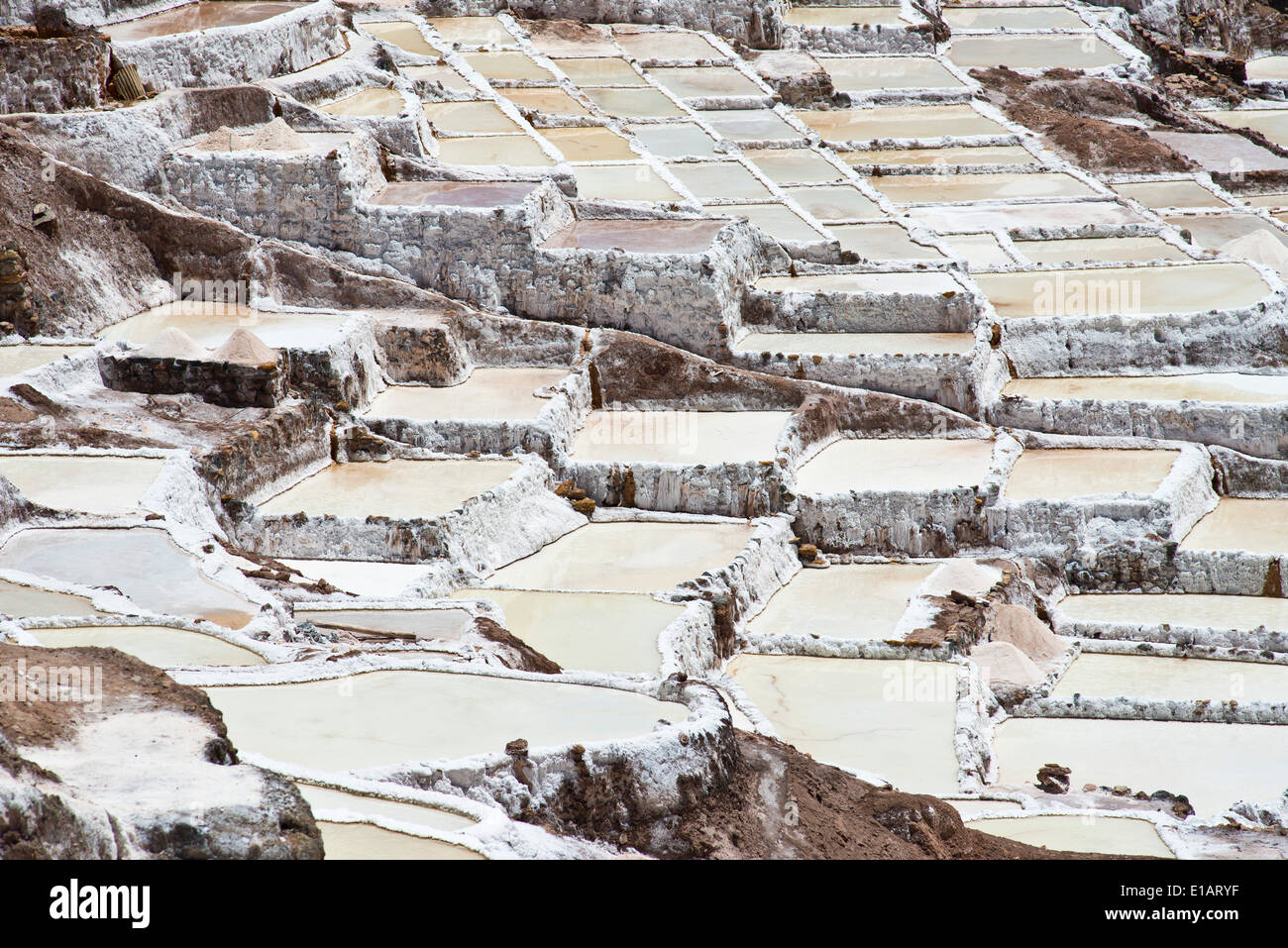 Salinen an einem Berghang Salinen Salinas de Maras, erstellt von den Inkas und noch in Betrieb, Pichingote, Region Cusco Stockfoto