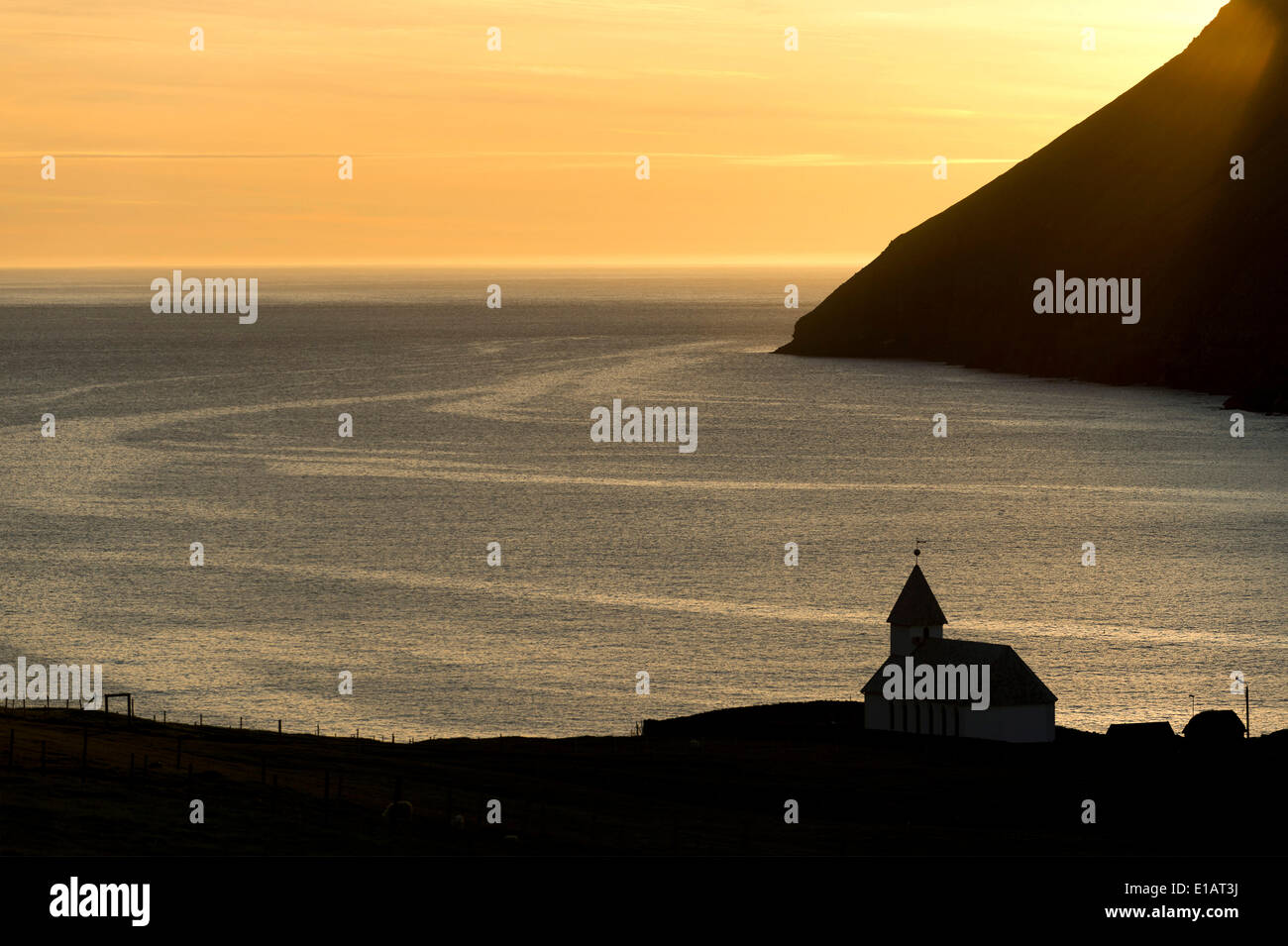 Kirche am Meer, Dänemark, Färöer Inseln, Viðoy, Viðareiði Stockfoto