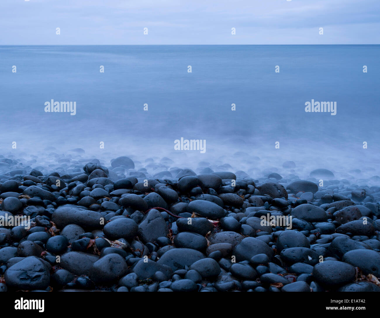 Blaue Stunde, Steinen und Meer, Dänemark, Färöer Inseln, Dalur, Sandoy Stockfoto