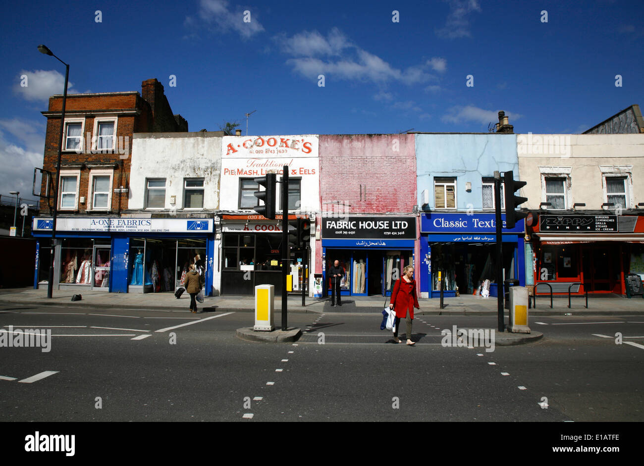 Textilgeschäfte und A Cooke Torte und Brei Restaurant auf Goldhawk Road, Shepherds Bush, London, UK Stockfoto