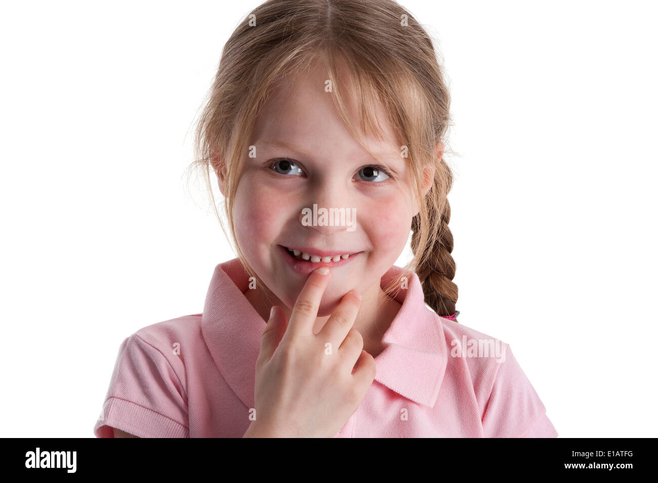Porträt eines 6-jährigen Mädchens auf weißem Hintergrund Stockfoto