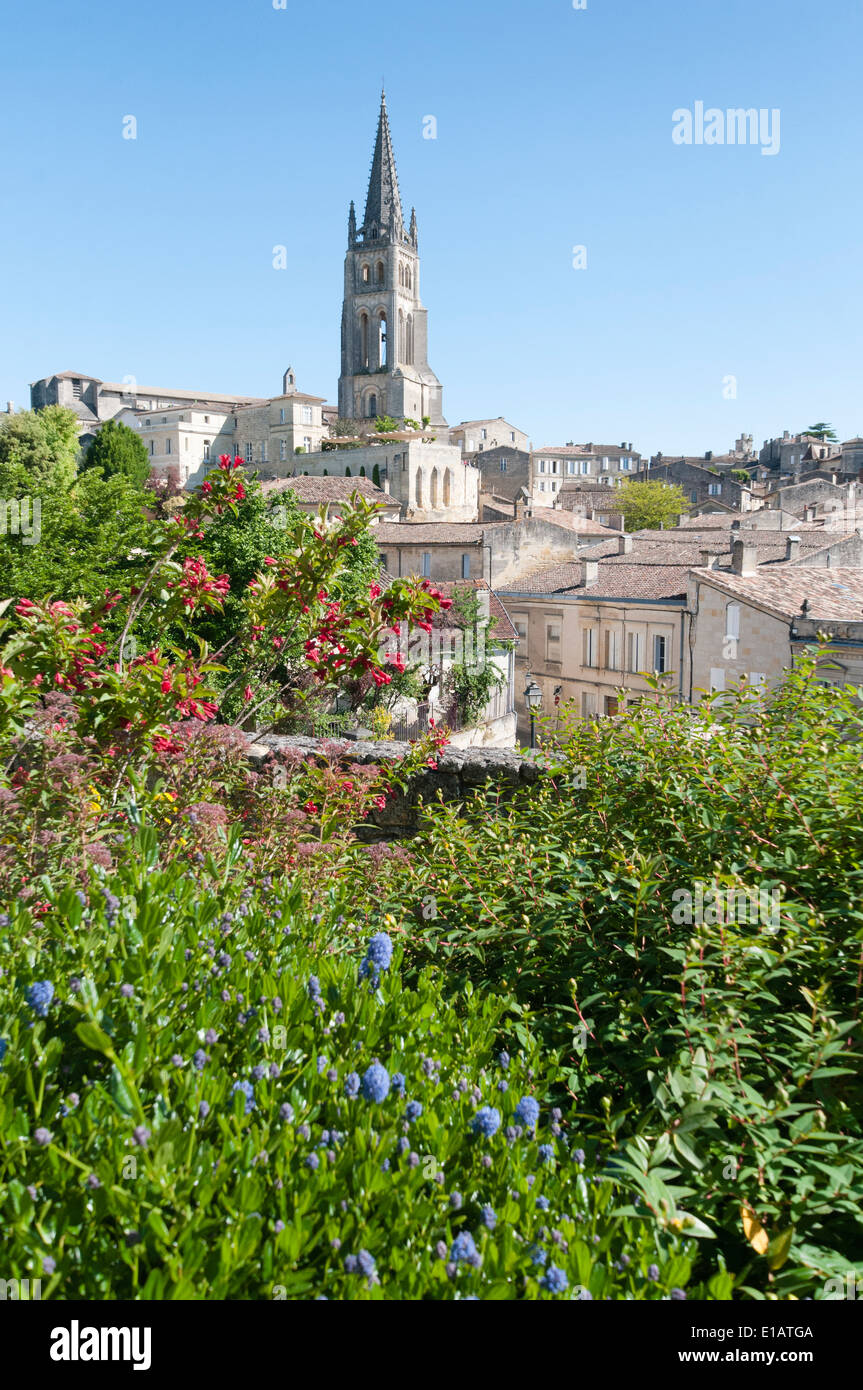 Frankreich, Aquitaine, Saint-Emilion. Ein Blick auf das UNESCO Weltnaturerbe gelistet Stadt St-Emilion mit seiner romanischen Kirche. Stockfoto