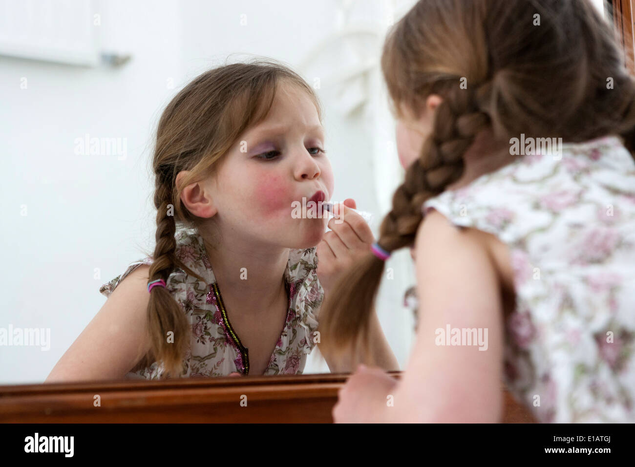 6 Jahre altes Mädchen Lippenstift Stockfoto