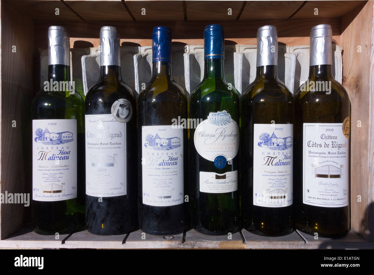 Frankreich, Aquitanien, Bordeaux, Saint-Emilion. Eine Holzkiste, die zum Anzeigen von sechs rote Bordeaux-Weine in Saint Emillion verkauft. Stockfoto