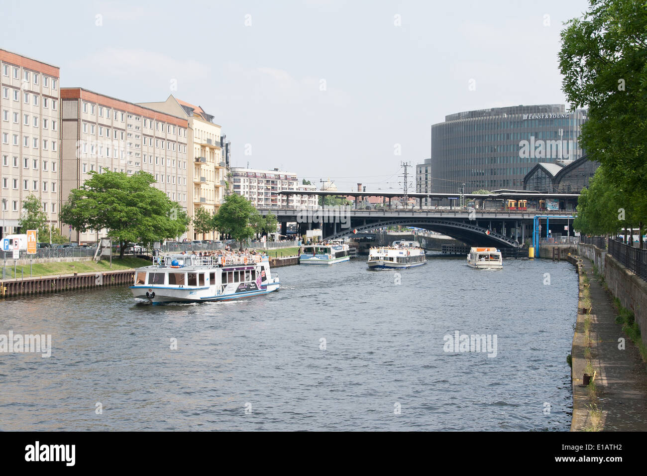 Ein Ausflugsschiff an der Spree, Berlin, Deutschland Mai 2014 Stockfoto