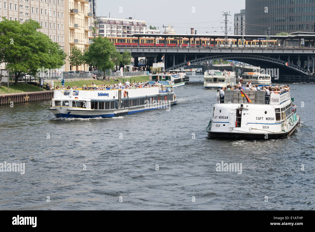 Ein Ausflugsschiff an der Spree, Berlin, Deutschland Mai 2014 Stockfoto