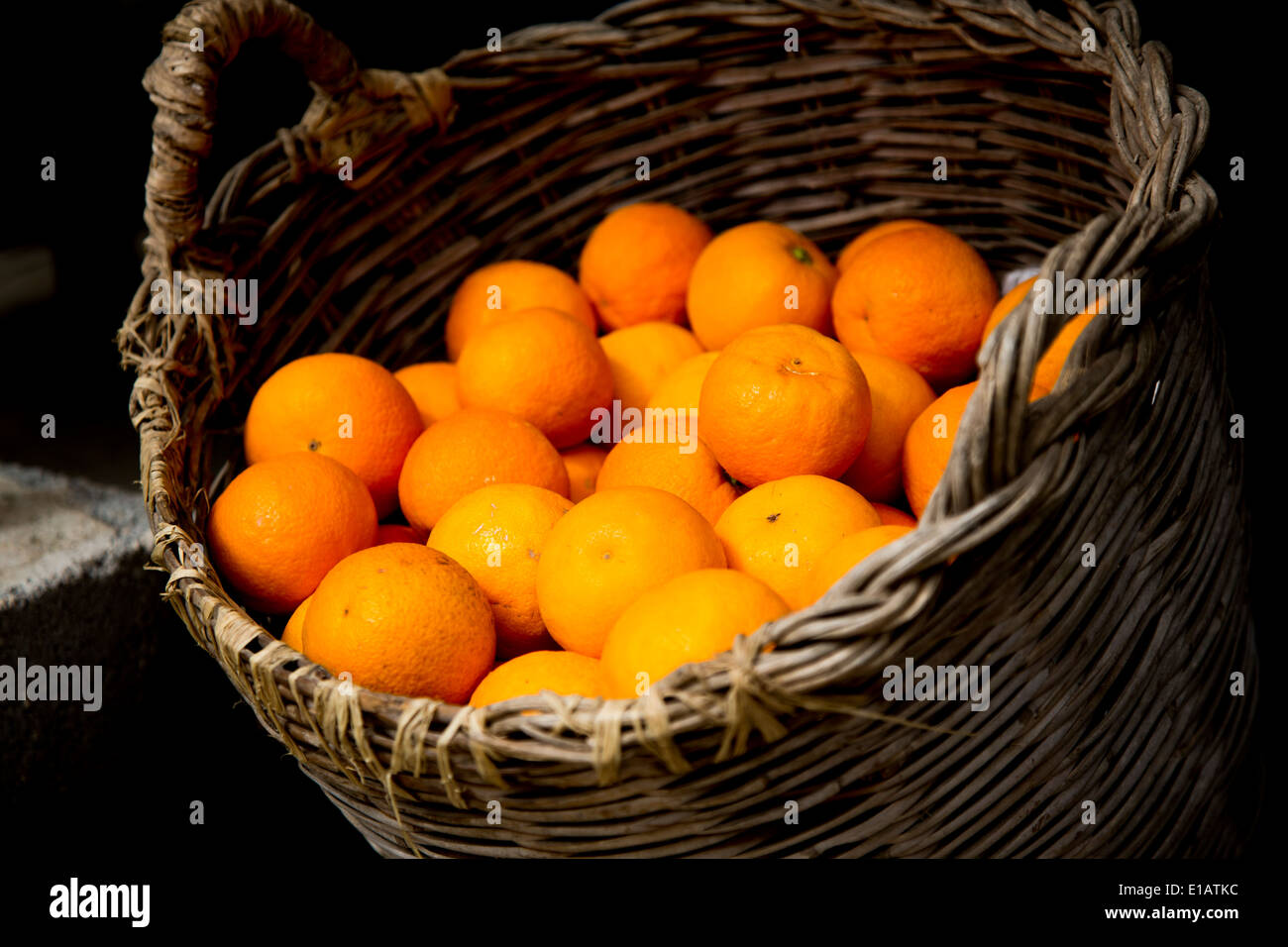 Orangen in hölzernen Korb, Soller Tal Mallorca zu verkaufen Stockfoto