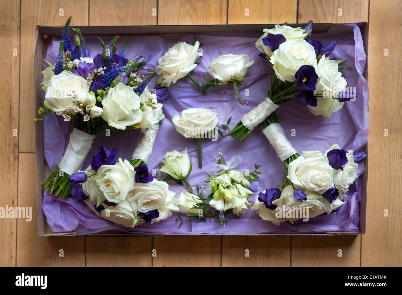 komplette Box der Hochzeitsblumen in weiß und lila Stockfoto