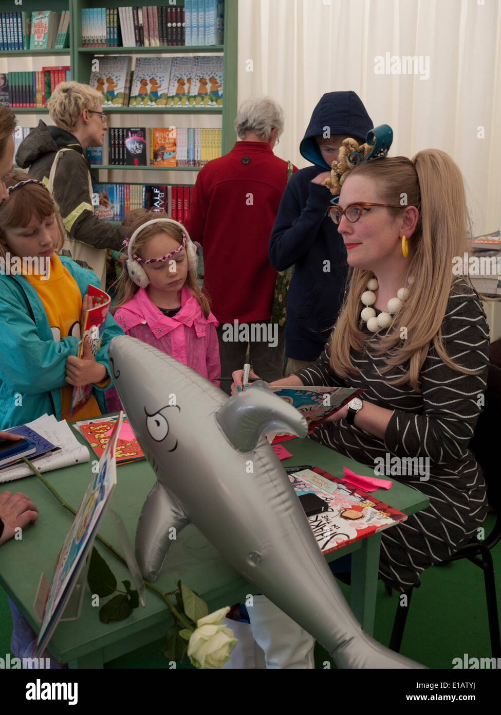 Heu auf Wye Wales, UK mittwochs 28. Mai 2014 Hay Festival Childrens Autor Sarah McIntyre signieren ihre Bücher für junge Fans in der Festival-Buchhandlung. Stockfoto