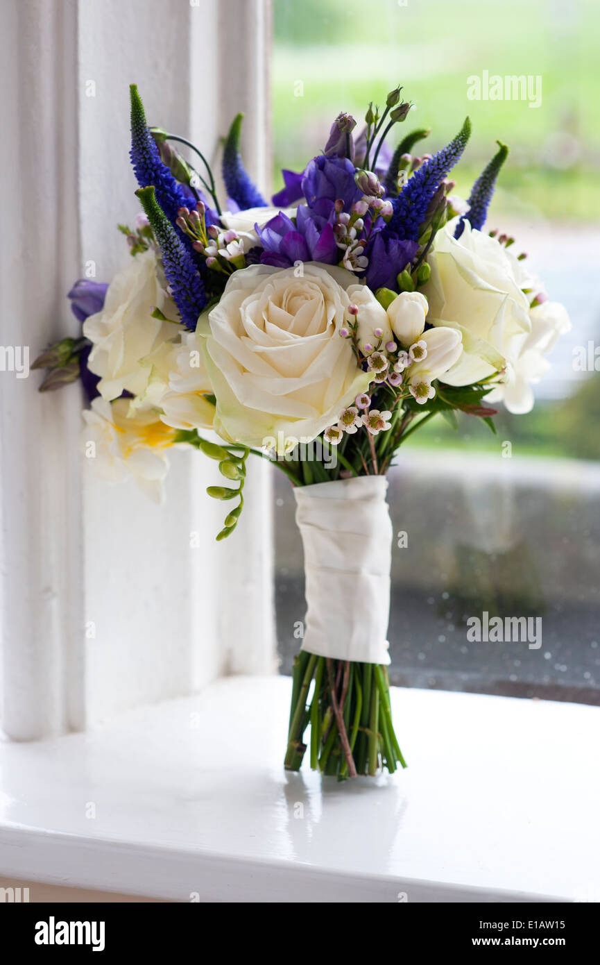 Bouquet von weißen und lila Rosen Hochzeit Stockfoto