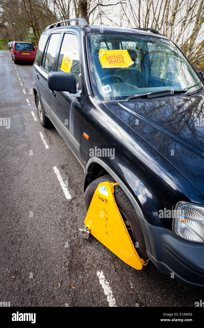 BATH, Großbritannien - 22. März 2014: Ein Auto, das durch die DVLA eingespannt wurde, weil es unversteuert. Stockfoto