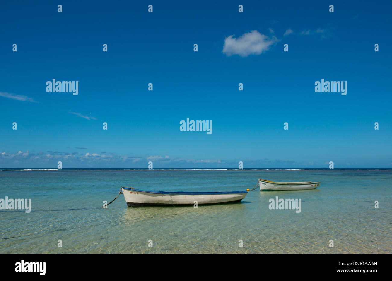 Alte hölzerne Boote vertäut innerhalb des Riffs auf Mauritius. Im Indischen Ozean Stockfoto