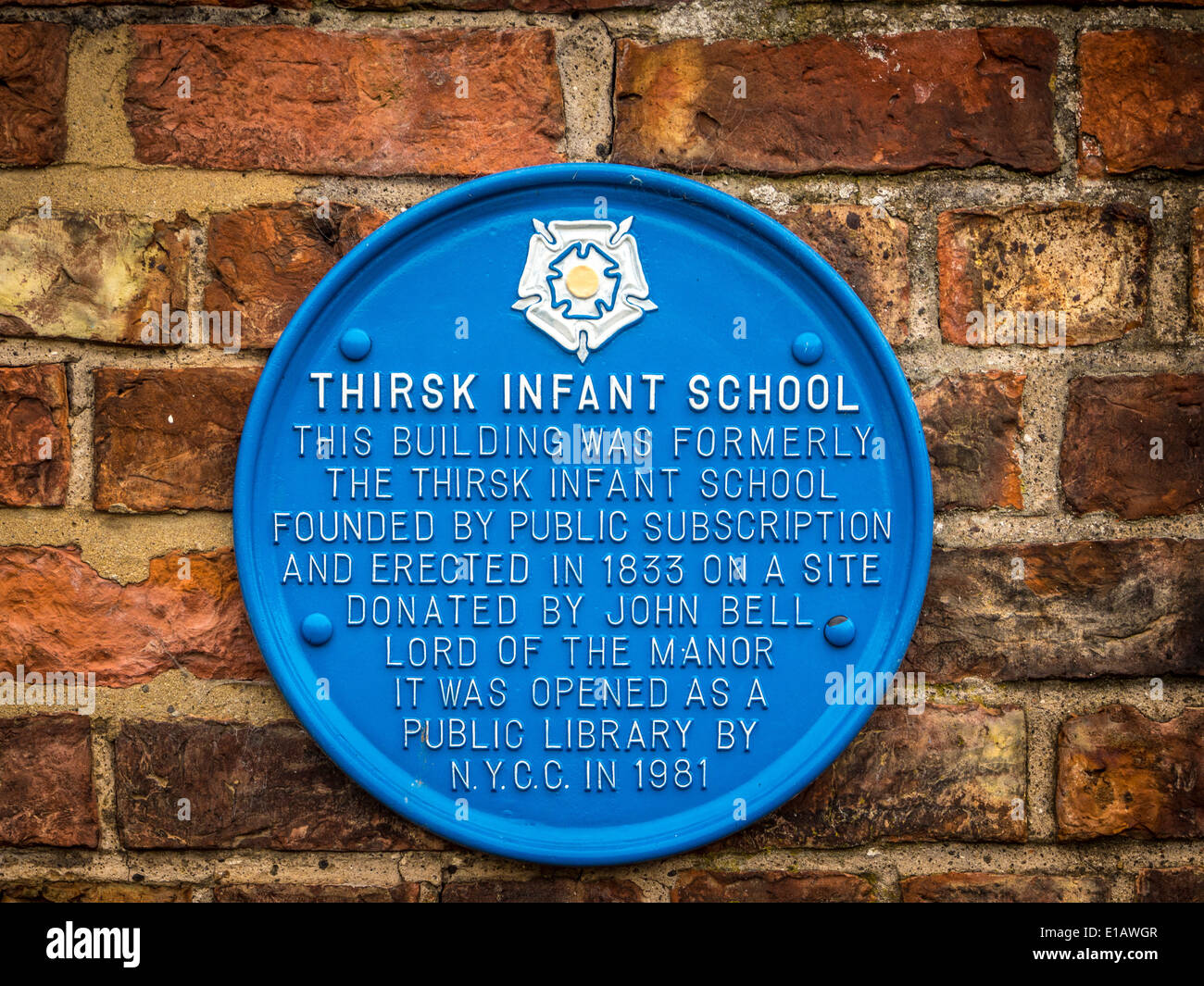 Thirsk Bibliotheksgebäude - ehemals Thirsk Infant School, blaue Plakette. Stockfoto