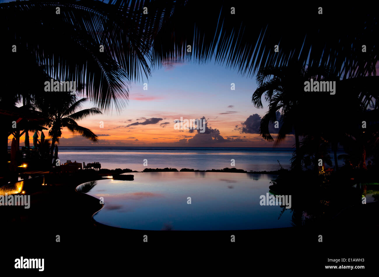 Sonnenuntergang über dem Meer und Palmen Bäume im Lux Le Morne Resort in Le Morne Brabant Halbinsel, Mauritius, Großbritannien Stockfoto