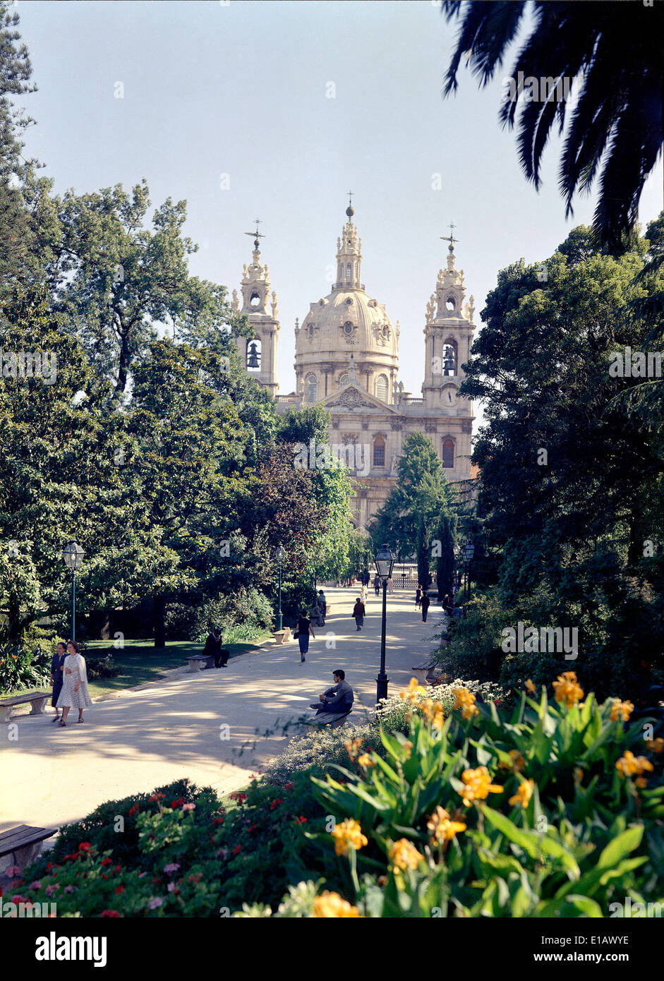 Jardim da Estrela ist ein malerischer öffentlicher Garten in Lissabon, bekannt für seine wunderschöne Landschaft und seine ruhige Atmosphäre. Es dient als Erholungsraum für Einheimische und Besucher, mit üppigem Grün und einer Vielzahl von Pflanzenarten. Stockfoto