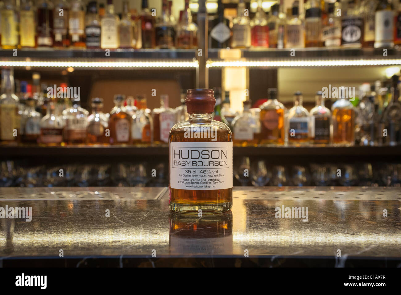 Flasche Whisky Hudson auf einen Balken Stockfoto