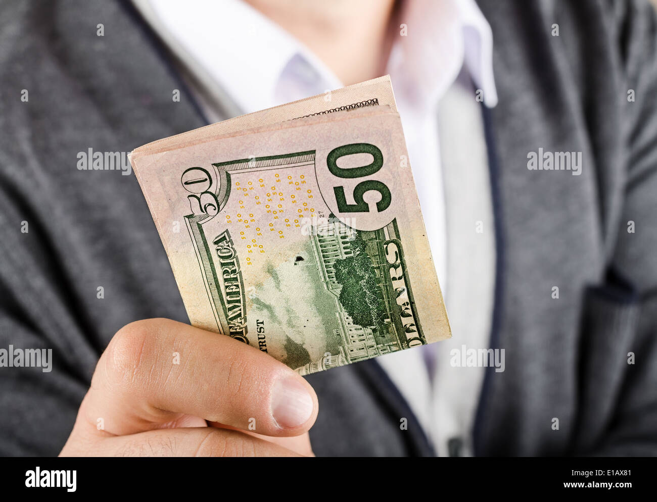 Geschäftsmann gibt fünfzig Dollar, Nahaufnahme Stockfoto