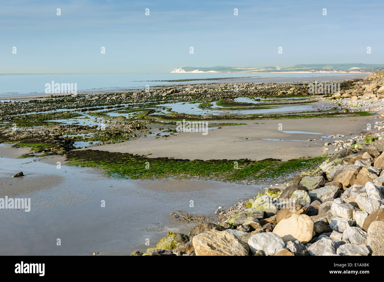 Blick vom Strand am Cap Gris-Nez in Wissant Bucht und Cap Blanc Nez bei Ebbe Stockfoto