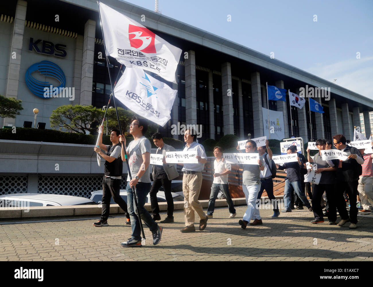 KBS Streik, 29. Mai 2014 - Journalisten des staatlichen KBS marschieren während ihrer Streik-Kundgebung am des Veranstalters größte Bürogebäude in Seoul, Südkorea. Journalisten und Mitarbeiter von zwei Gewerkschaften der KBS begann einen Generalstreik am Donnerstag, den Rücktritt von Gil-Hwan-jung, Präsident des Senders, die Nachfrage nach Einmischung in den Nachrichten zu Gunsten der südkoreanischen Regierung. KBS behauptete, dass der Streik illegal nach den örtlichen Medien. (Foto: Lee Jae-Won/AFLO) (SÜDKOREA) Stockfoto
