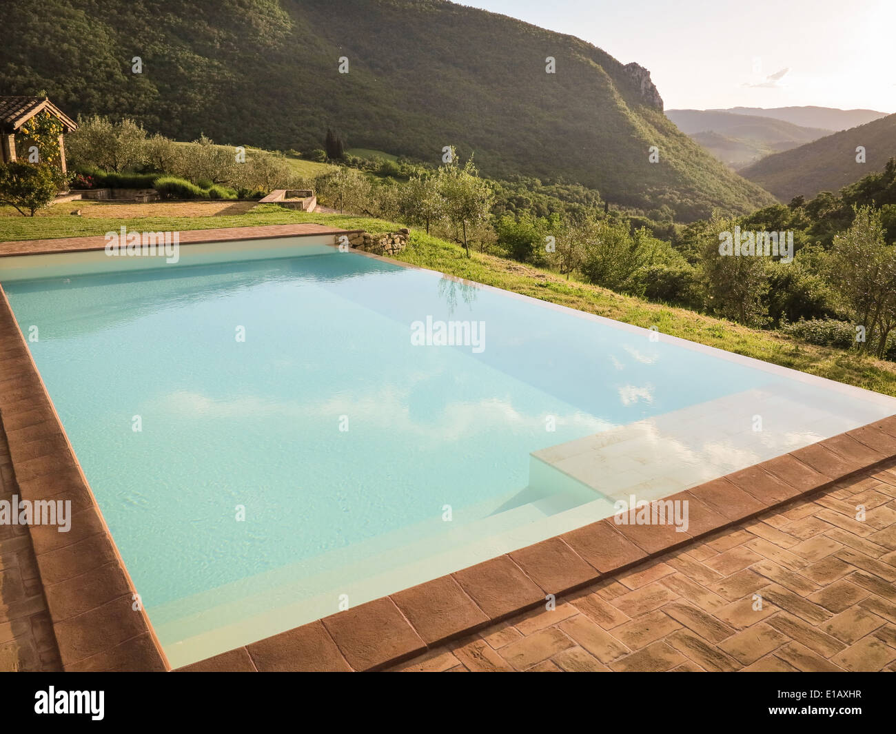 Den Horizont und die Reflexionen im ein Infinity-Pool gegen einen hellen Himmel am Nachmittag Stockfoto