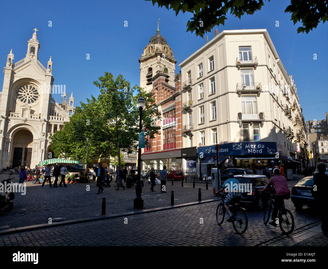 Die St. Katelijne-Platz im Zentrum von Brüssel mit dem berühmten Mer du Nord / Noordzee Fischhändler. Stockfoto