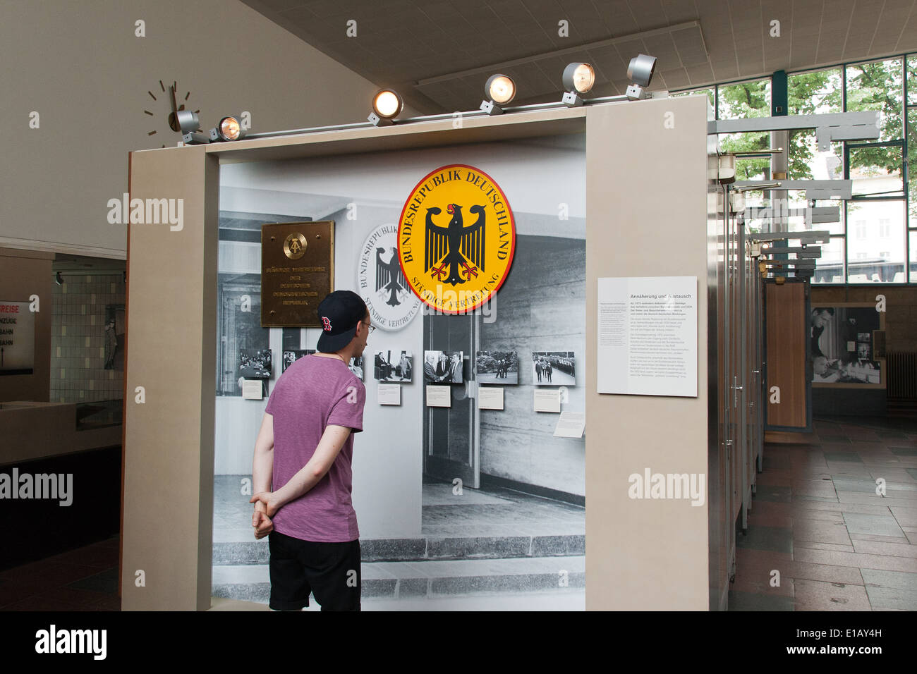 Der Tränenpalast (Tränenpalast) ist der Berliner Colloquialism für den ehemaligen Grenzübergang in Berlin Friedrichstraße. Stockfoto
