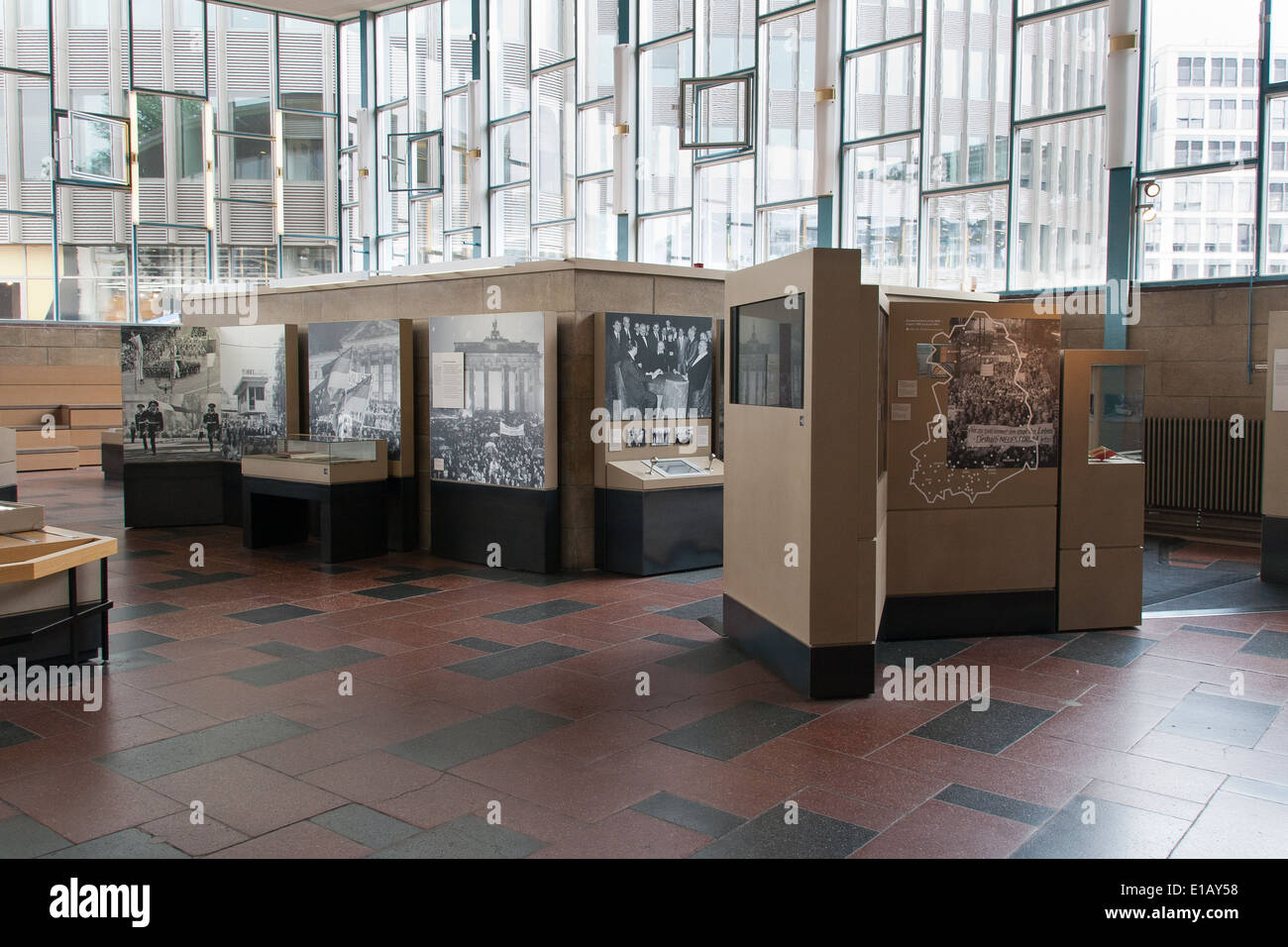Der Tränenpalast (Tränenpalast) ist der Berliner Colloquialism für den ehemaligen Grenzübergang in Berlin Friedrichstraße. Stockfoto