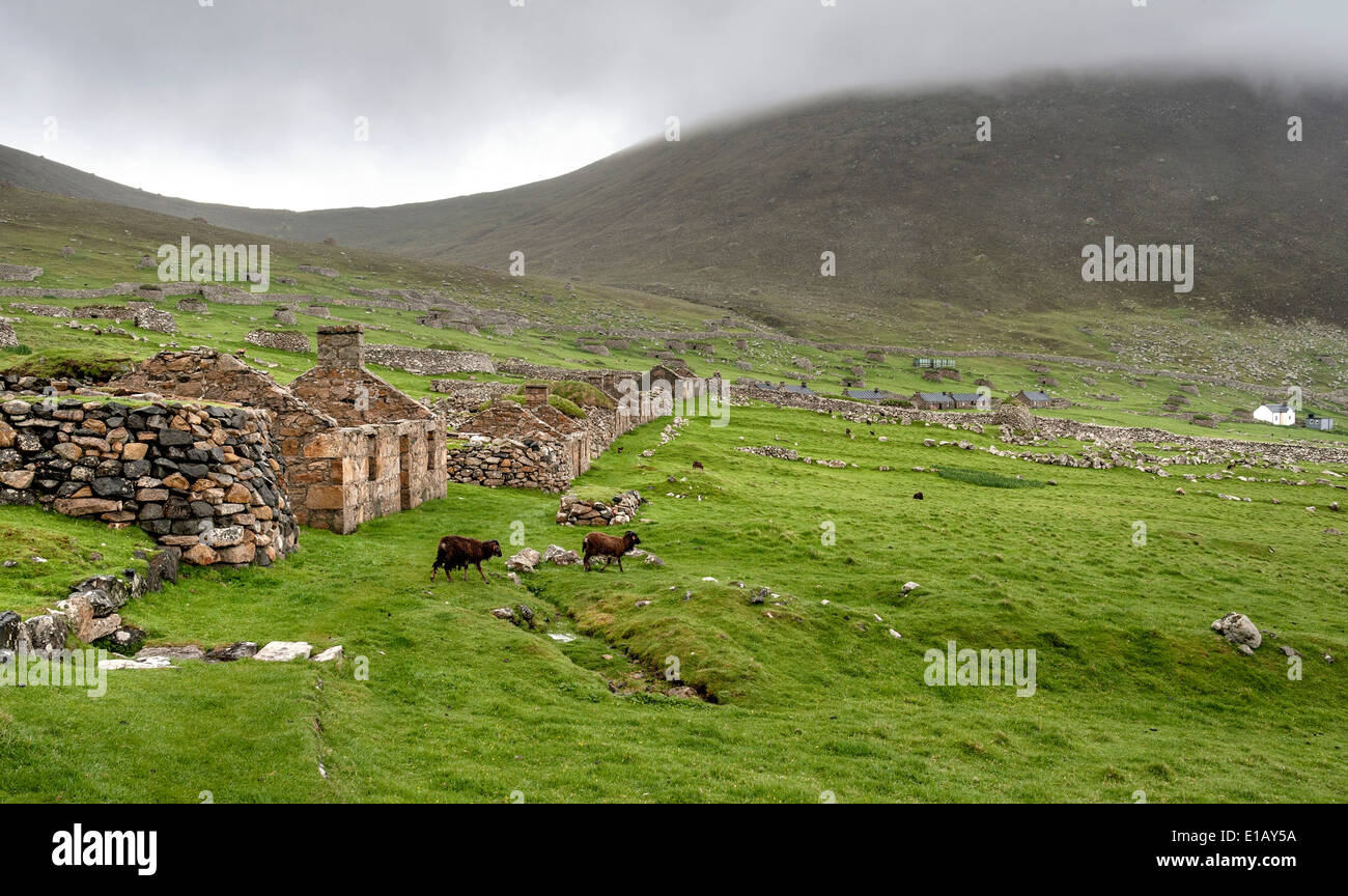 Blick auf Main Street, Village Bay, St. Kilda, zeigt die alten und neueren Torffeuern Stockfoto