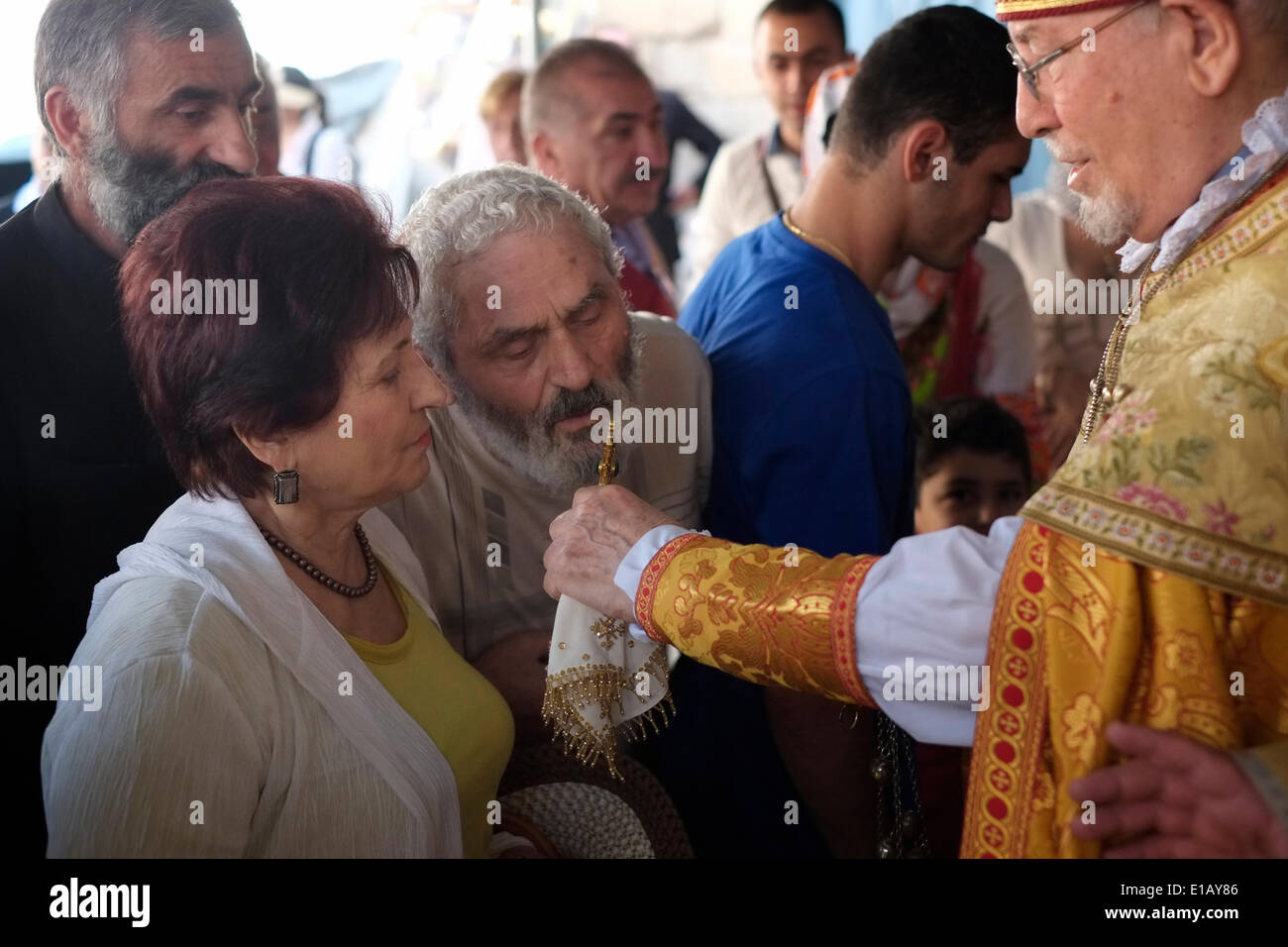 Mitglieder der armenischen Gemeinschaft nehmen an einer Zeremonie in der Kapelle der Himmelfahrt auf dem Ölberg Teil.der Ort, an dem die Gläubigen traditionell glauben, dass er der irdische Ort ist, an dem Jesus nach seiner Auferstehung in den Himmel aufgestiegen ist. Ostjerusalem 29. Mai 2014. Jedes Jahr am Donnerstag, dem 40. Tag nach Ostern, feiern Christen auf der ganzen Welt die körperliche Himmelfahrt Jesu in den Himmel. Stockfoto