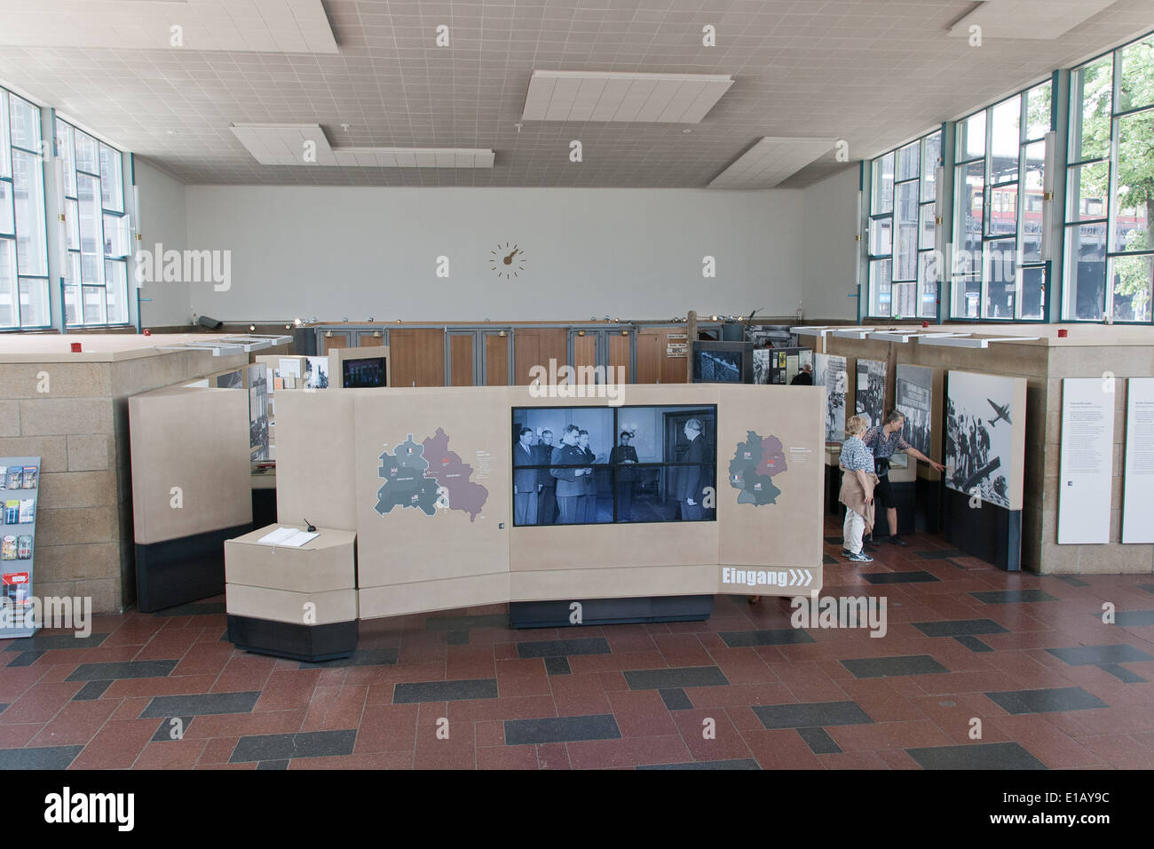 Der Tränenpalast (Tränenpalast) ist der Berliner Colloquialism für den ehemaligen Grenzübergang in Berlin Friedrichstraße. Stockfoto