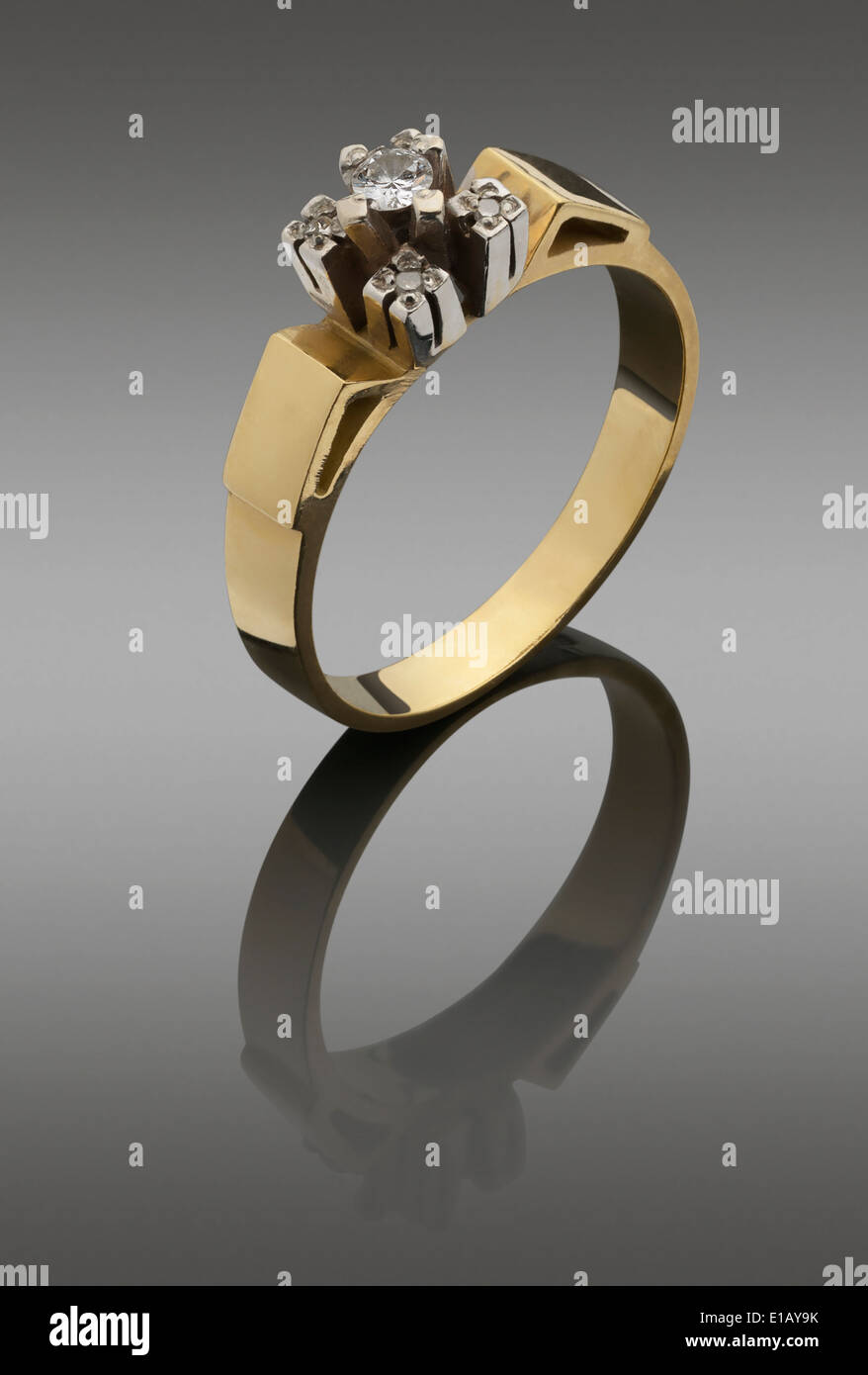 weibische Ring aus purem Gold mit Diamanten. mit Beschneidungspfade Stockfoto