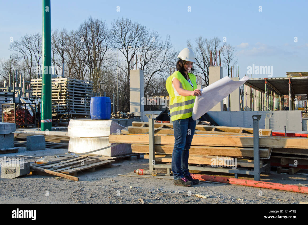ein Foto von einer jungen Frau Architekt auf der Baustelle des Bauvorhabens Stockfoto