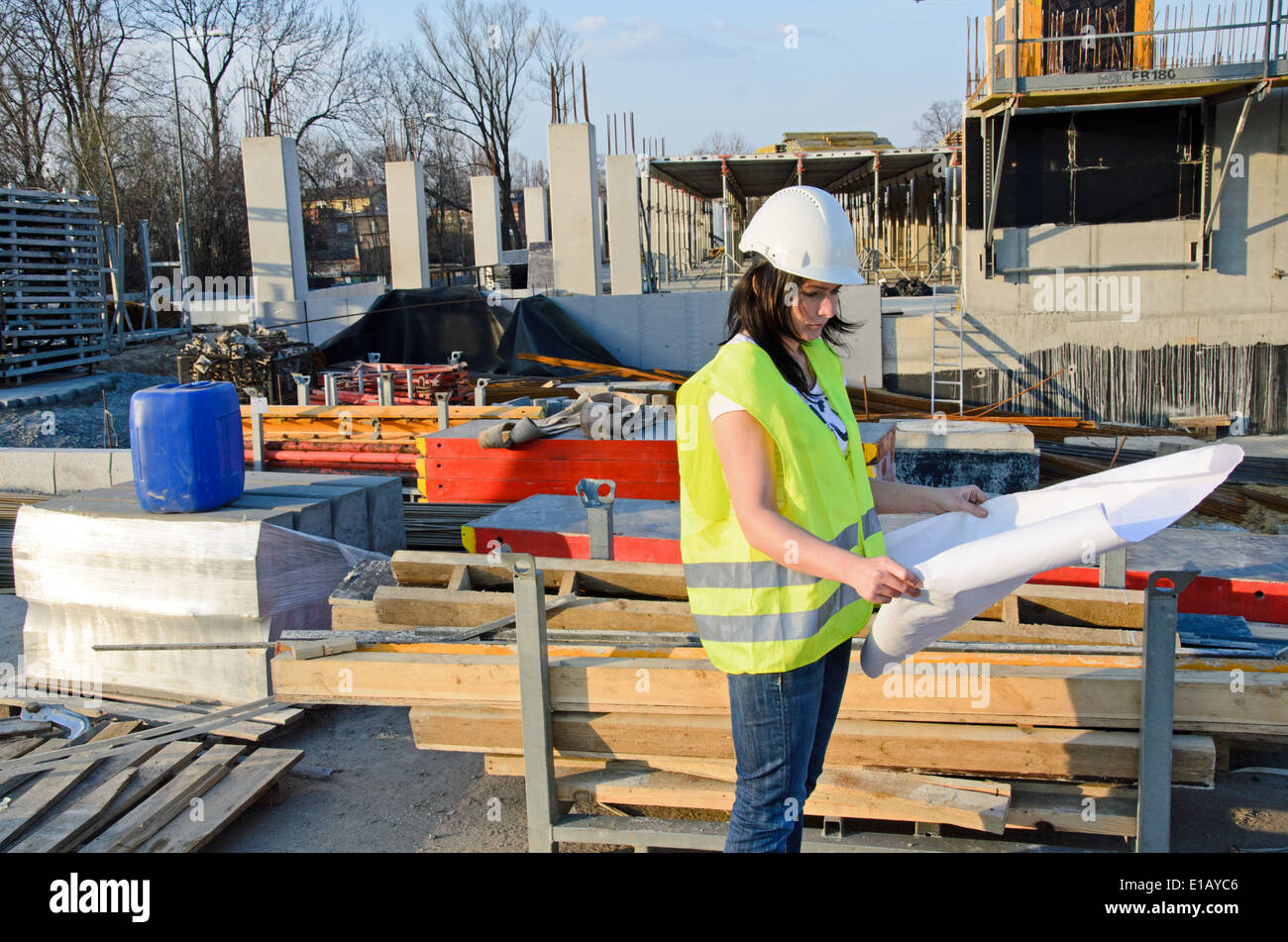 ein Foto von einer jungen Frau Architekt auf der Baustelle des Bauvorhabens Stockfoto