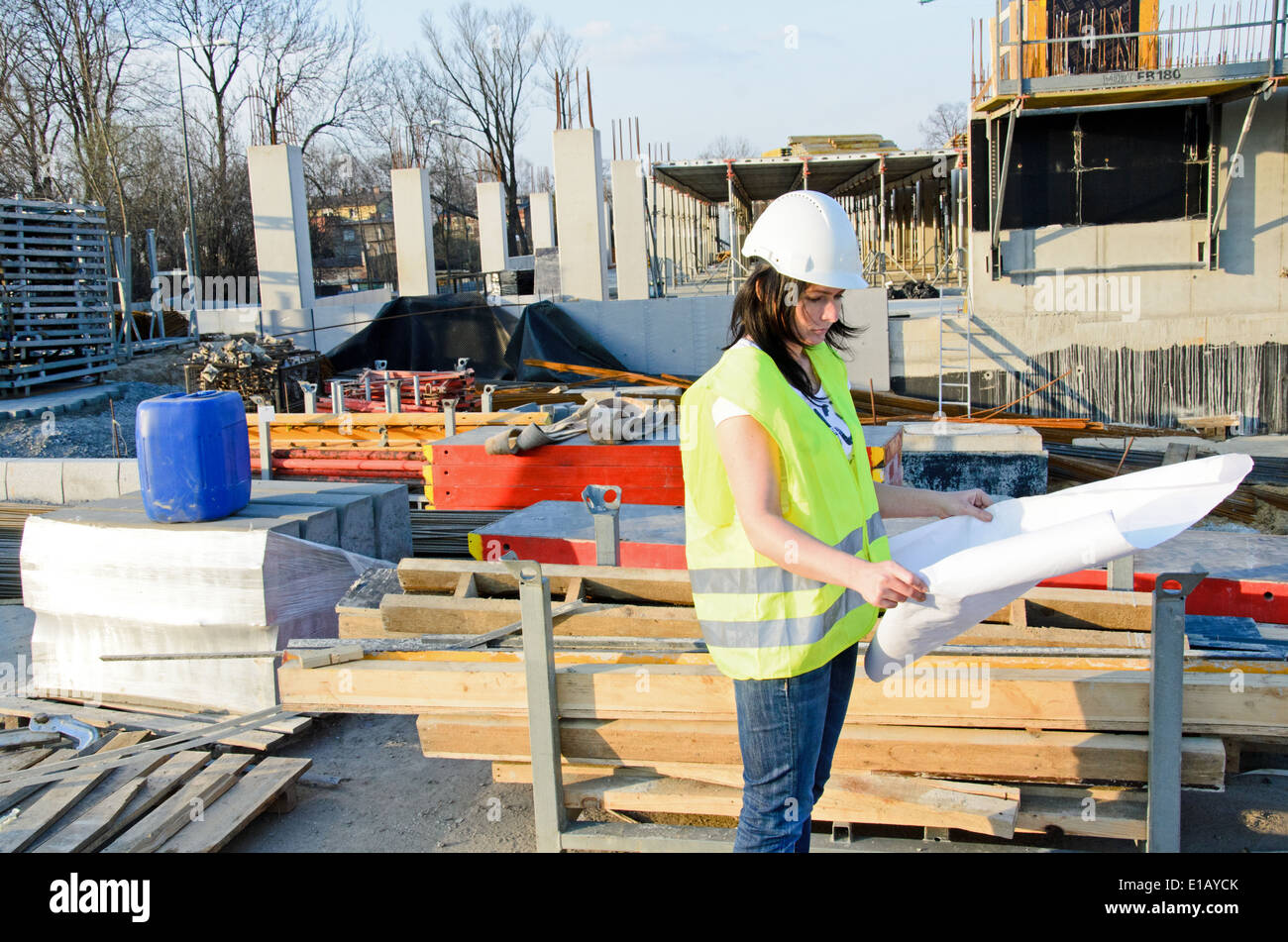 ein Foto von einer jungen Frau Architekt auf der Baustelle des Bauvorhabens Stockfoto