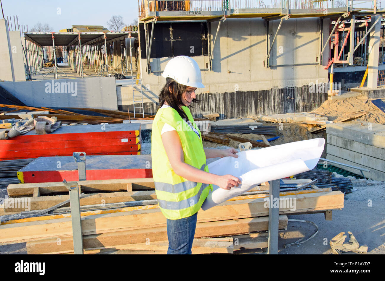 ein Foto von einer jungen Frau Architekt auf der Baustelle des Bauvorhabens Stockfoto