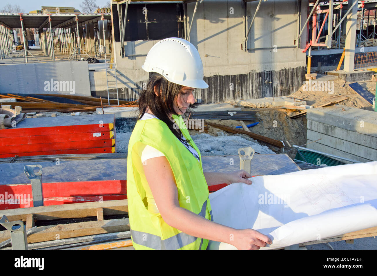 ein Foto von einer jungen Frau Architekt auf der Baustelle des Bauvorhabens Stockfoto